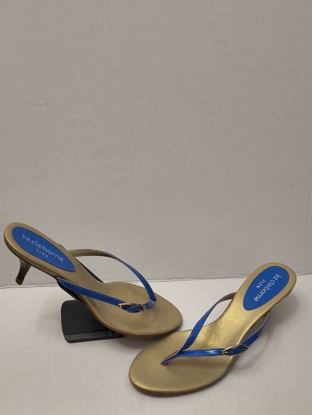 NWOB Liz Claiborne Flex Gold & Blue Kitten Heel Thong Sandals Sz 9